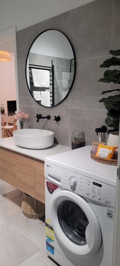 Boutique Beach House In The Heart Of St. Kilda Melbourne Exteriör bild